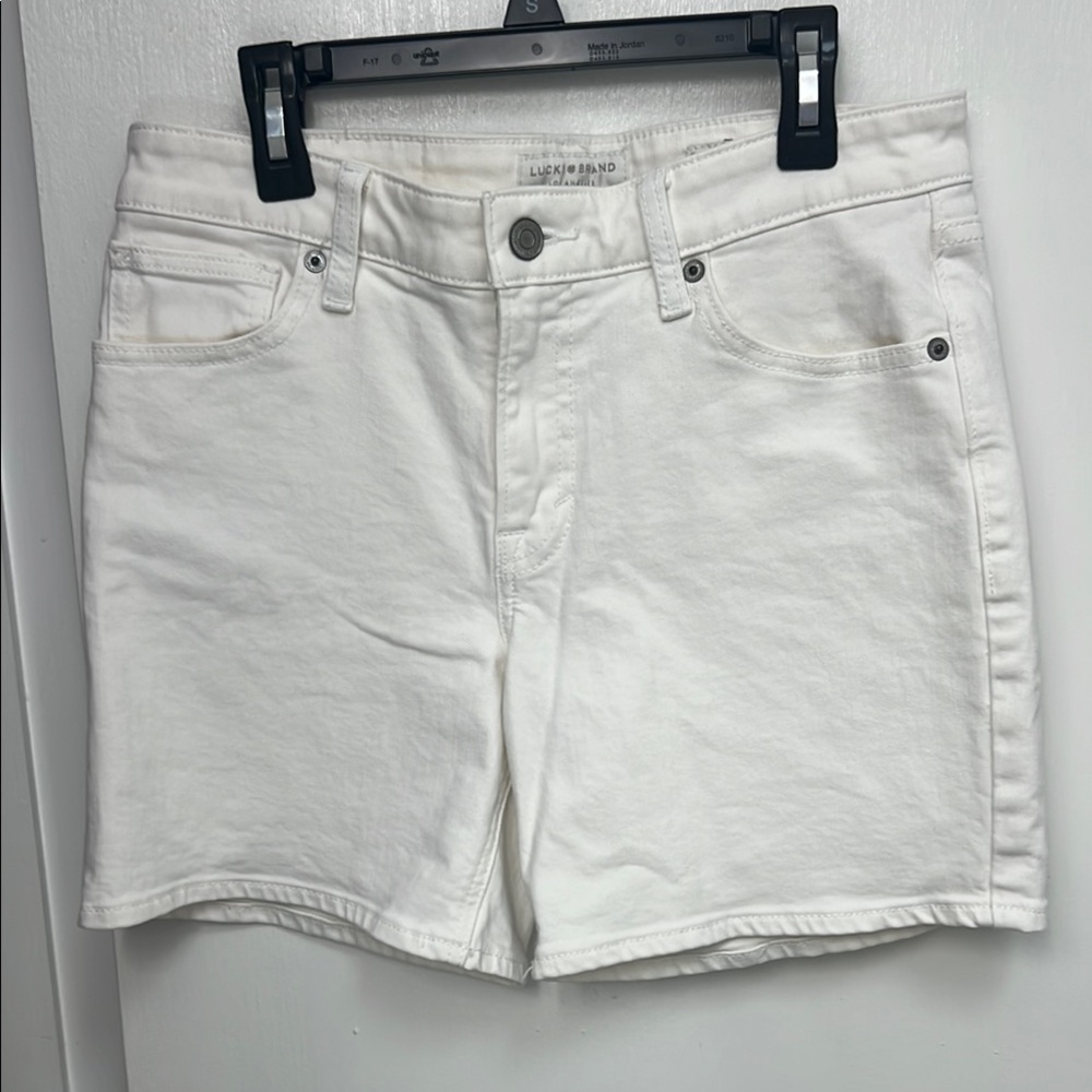 Lucky brand white denim Mid Rise short “Ava” Sz. 6/28, 6”inseam, 9“rise, EUC